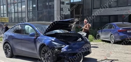 Զովունիում բախվել են Tesla-ն և Volkswagen Vento-ն. կա վիրավոր. shamshyan.com