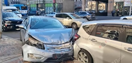 Շղթայական ավտովթար Երևանում․ բախվել են «Mercedes», «Hongqi», «Chevrolet», «Nissan» և «Hyundai» մակնիշի ավտոմեքենաները