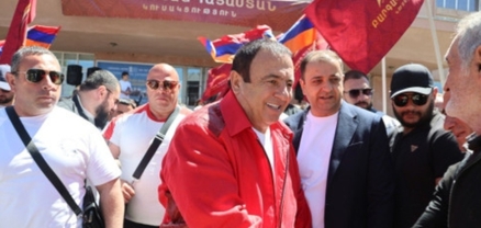 Եթե մենք իշխանության նման անենք, մեզ կբռնեն, կտանեն. Գագիկ Ծառուկյանն իր թիմի հետ Աջափնյակում է