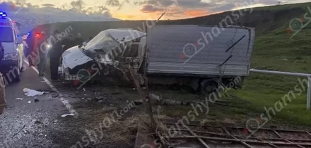 Բեռնատարը Հարթավան գյուղում բախվել է «Ford Transit»-ին, դիմել փախուստի․ կան վիրավորներ