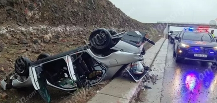 Երևան-Գյումրի ճանապարհին Mercedes-ը բախվել է քարերին և հայտնվել ջրատարում․ կա վիրավոր