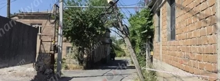 Երևանի Կիլիկիա թաղամասում փայտե էլեկտրասյունն ամեն պահի կարող է տապալվել