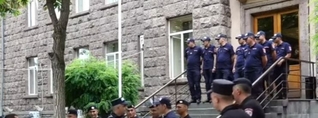 Ոստիկանական զորքերի կուտակումներ են ԿԸՀ-ի դիմաց․ ընդդիմությունը ցույց է անում