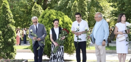 Արամ Խաչատրյանի ծննդյան օրն է. ԿԳՄՍ նախարարը ծաղիկներ է խոնարհել նրա շիրիմին