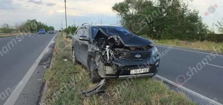 Ակնալիճում բախվել են «Kia Sorento»-ն, «Opel»-ը և «Mitsubishi Pickup»-ը․ վերջինը հայտնվել է բաժանարար գոտու կանաչ գազոնում