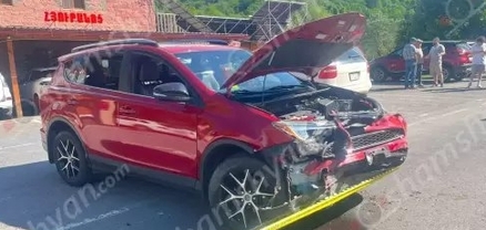 «Պարզ լճի» խաչմերուկում բախվել են «Tesla»-ն և «Toyota RAV4»-ը․ կա վիրավոր