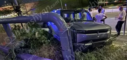 27-ամյա վարորդը բախվել է երկաթե խողովակին և հայտնվել կանաչ գազոնում․ կա վիրավոր
