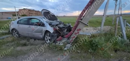 Զովունու զորամասի դիմաց բախվել են «Toyota Camry»-ն և «Chevrolet Volt»-ը․ վերջինը տապալել է գազատար խողովակները