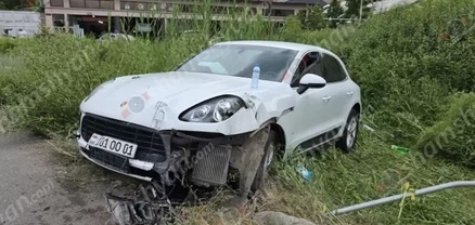Երևանում Porsche Macan-ը կոտրել է ցուցանակը ու հայտնվել կանաչ գոտում․ կա վիրավոր