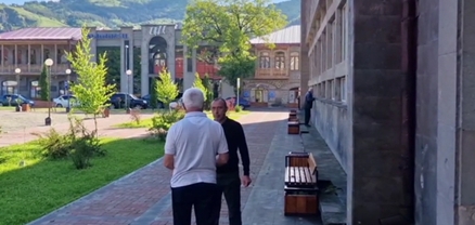ՔՊ-ի՝ լուսանկարում պատկերված ներկայացուցիչը մոտեցել է թիվ 3 քվեաթերթիկն ընտրած քաղաքացուն և հորդորել փոխել իր ընտրությունը