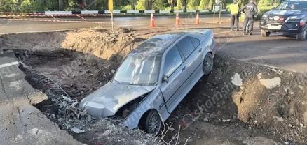 «BMW»-ն հայտնվել է ուժեղ կայծակի հետևանքով «պայթած», ճանշինի փորած փոսում