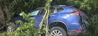 Չարենցավանի տարածքում պարեկները հայտնաբերել են ծառին բախված Nissan Rogue