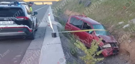 Շիրակի մարզում Mitsubishi-ն բախվել է բետոնե սյանը և հայտնվել ձորում․ մայր ու որդի հոսպիտալացվել են