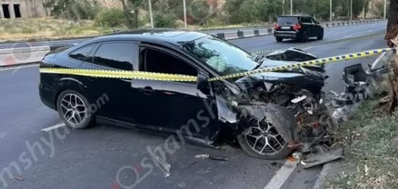 «Ford»-ը Մյասնիկյան պողոտայում բախվել է ծառին․ կան վիրավորներ