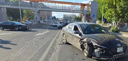Մալաթիայում՝ վերգետնյա անցման մոտ, բախվել են «Chevrolet Volt»-ը, «Hyundai Elantra»-ն ու «Opel»-ը