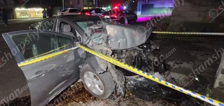 Երևանում Hyundai Elantra-ն բախվել է բազալտե պատնեշին. 28-ամյա վարորդը հիվանդանոցում մահացել է