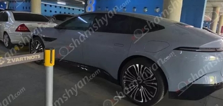 Քաղաքացին թանկարժեք մեքենան կայանել է «Զվարթնոց»-ում. վերադառնալով՝ այն հայտնաբերել է վնասված