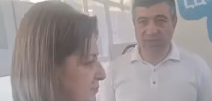 ՔՊ-ական թեկնածու Սարիկ Մինասյանը, չլինելով տվյալ տեղամասի ընտրող, եկել ու զրուցում է քաղաքացիների հետ