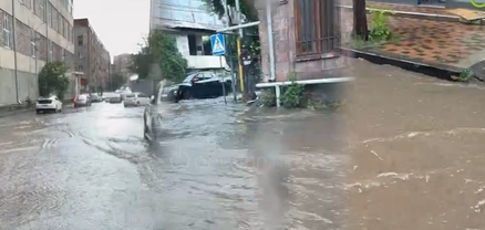 «Բարեկարգված» Երևանը՝ անձրևից հետո. Սևանի փողոցը անանցանելի է դարձել