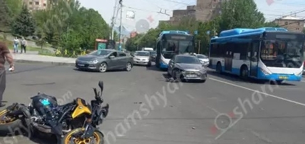 Երևանում բախվել են թիվ 15 երթուղու ավտոբուսը, Hyundai-ն և մոտոցիկլը․ մոտոցիկլավարը հոսպիտալացվել է