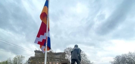 Ֆրանսիայի հրապարակում նորից տեղադրված է Արցախի դրոշը․ Նարե Սիմոնյան
