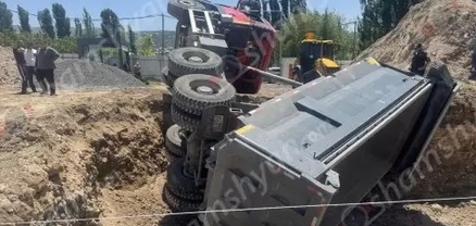 Ձորաղբյուրում բեռնատարը հողային աշխատանքներ կատարելիս կողաշրջվել է. կան վիրավորներ
