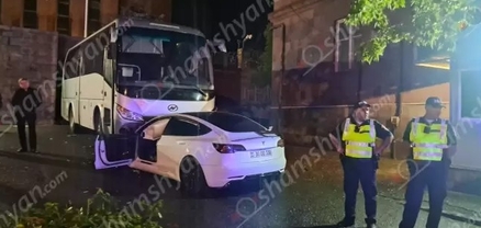 38-ամյա վարորդը, ոչ սթափ վիճակում, «Tesla»-ով մխրճվել է ՀՀ-ում ՌԴ դեսպանատան ավտոբուսի մեջ