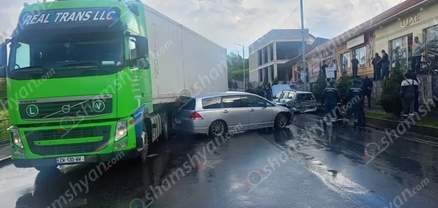 Ապարանում բախվել են «Honda»-ն, «Opel Astra»-ն, «Chevrolet»-ը, «Mercedes»-ը և «Volvo» բեռնատարը. կան վիրավորներ