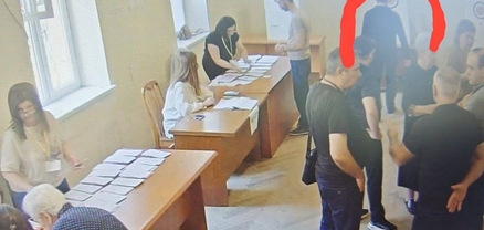 Իջևանի 38/24 ընտրատեղամասում ՔՊ-ի վստահված անձը ուղղորդում է ընտրողներին