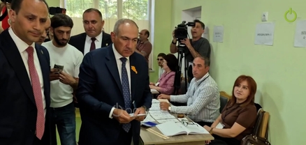 Փաշինյանն ընտրության եկավ թիկնապահներով ու կրծքին քարտեզի տեսքով կրծքանշանով (տեսանյութ)