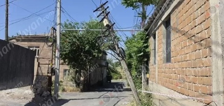 Երևանի Կիլիկիա թաղամասում փայտե էլեկտրասյունն ամեն պահի կարող է տապալվել