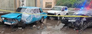 Կապանում «Mercedes»-ը բախվել է կայանված «ՎԱԶ 2106»-ին, վերջինն էլ՝ կայանված «ՎԱԶ 2121»-ին․ կան վիրավորներ