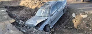 «BMW»-ն հայտնվել է ուժեղ կայծակի հետևանքով «պայթած», ճանշինի փորած փոսում