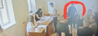 Իջևանի 38/24 ընտրատեղամասում ՔՊ-ի վստահված անձը ուղղորդում է ընտրողներին