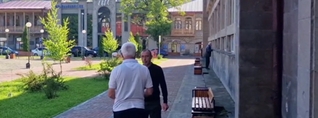ՔՊ-ի՝ լուսանկարում պատկերված ներկայացուցիչը մոտեցել է թիվ 3 քվեաթերթիկն ընտրած քաղաքացուն և հորդորել փոխել իր ընտրությունը