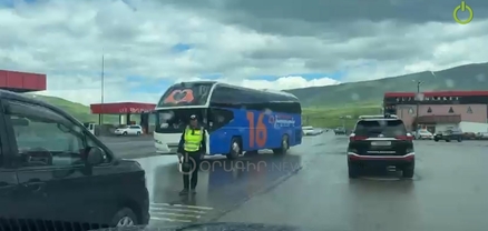 Մայրուղու երթևեկությունը երկկողմանի դադարեցրել են ու կաթվածահար արել. Փաշինյանը Գեղարքունիքում քարոզարշավի է