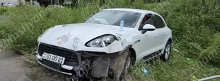 Երևանում Porsche Macan-ը կոտրել է ցուցանակը ու հայտնվել կանաչ գոտում․ կա վիրավոր