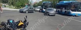 Երևանում բախվել են թիվ 15 երթուղու ավտոբուսը, Hyundai-ն և մոտոցիկլը․ մոտոցիկլավարը հոսպիտալացվել է