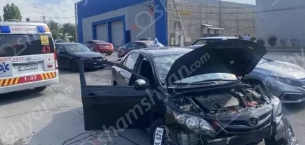 Երևանում բախվել են բուժառուին հիվանդանոց տեղափոխող շտապօգնության ավտոմեքենան ու Toyota-ն
