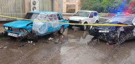 Կապանում «Mercedes»-ը բախվել է կայանված «ՎԱԶ 2106»-ին, վերջինն էլ՝ կայանված «ՎԱԶ 2121»-ին․ կան վիրավորներ