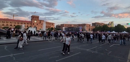 Փաշինյանի ամփոփիչ հանրահավաքն անցնում է կիսադատարկ Հրապարակում. իրավիճակը 20:30-ի դրությամբ