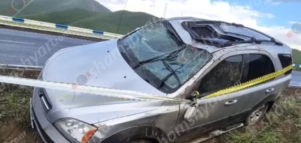 Սպիտակի ոլորաններում Kia Sorento-ն բախվել է հողաթմբերին և կողաշրջվել․ կա վիրավոր