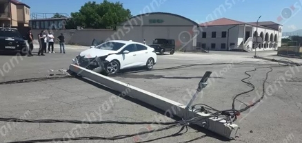 Արտակարգ դեպք՝ Երևանում․ «Chevrolet»-ը Ավան-Առինջում տապալել է 3 բետոնե էլեկտրասյուն