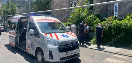 Երևանում 24-ամյա տղամարդն աշխատելիս անզգուշաբար վայր է ընկել պատշգամբից ու մահացել. shamshyan.com