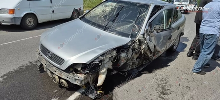 Լոռու մարզում «Opel»-ը բախվել է 2 էլեկտրասյուների և տապալել դրանք․ shamshyan.com