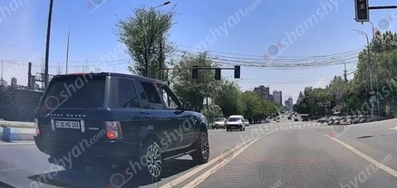 «Range Rover»-ի վարորդը դուրս է եկել հանդիպակաց երթևեկելի գոտի և անցել կարմիր լույսի տակով