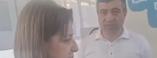 ՔՊ-ական թեկնածու Սարիկ Մինասյանը, չլինելով տվյալ տեղամասի ընտրող, եկել ու զրուցում է քաղաքացիների հետ
