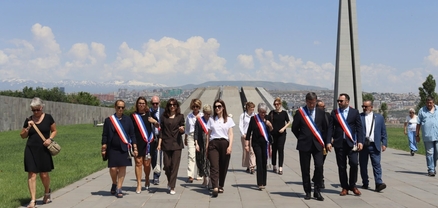 Վիենի քաղաքապետի գլխավորությամբ Հայաստան ժամանած պատվիրակության անդամներն այցելել են Հայոց ցեղասպանության հուշահամալիր
