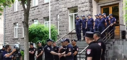Ոստիկանական զորքերի կուտակումներ են ԿԸՀ-ի դիմաց․ ընդդիմությունը ցույց է անում