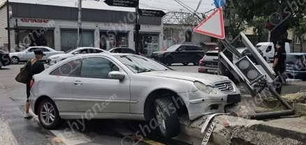 Մալաթիայի թաղապետարանի մոտ «Mercedes»-ը կոտրել է լուսացույցն ու հայտնվել բետոնե արգելապատնեշի վրա․ shamshyan.com